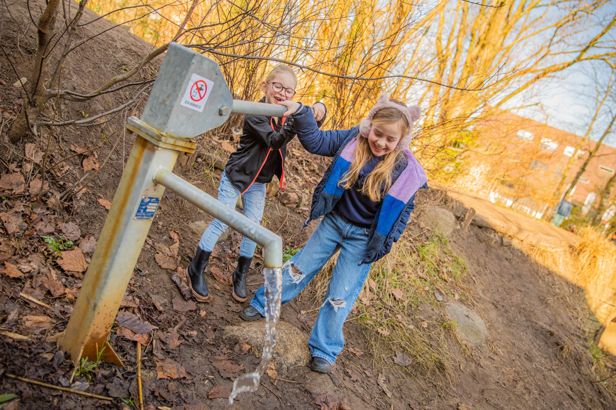 Kinderen bij waterpomp