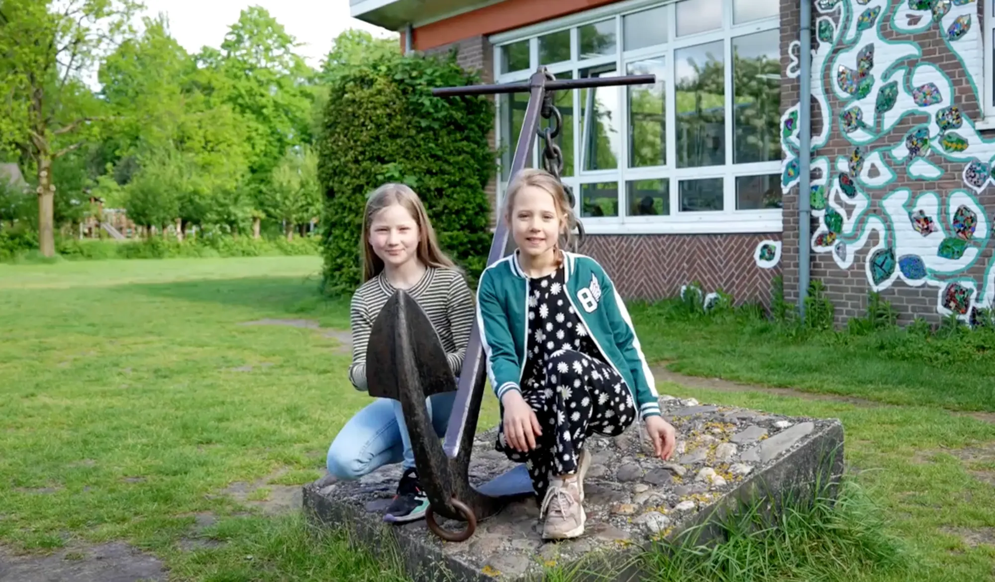 leerlingen bij 't anker voor de school